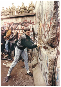 Bức tường Berlin sụp đổ